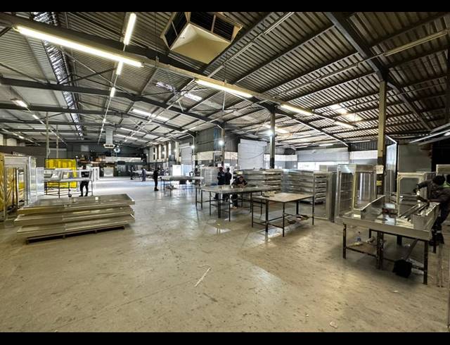 1,441M² WAREHOUSE TO LET IN OTTERY